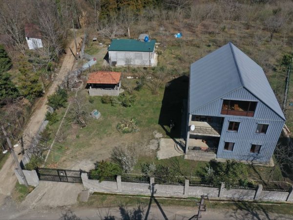 Просторный дом с фруктовым садом и террасой.
